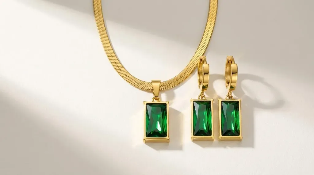 Elegant Emerald Green Jewelry Set: Gold-Toned Herringbone Necklace